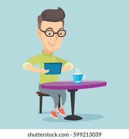 Hombre caucásico usando un tablet en un café. Hombre navegando en la red social. Hombre reescribiendo en redes sociales en un café. Concepto de red social. Ilustración de diseño plana vectorial. Diseño cuadrado.