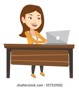 Kaukasischer Büroangestellter sitzt am Tisch und benutzt einen Laptop. Junge, glückliche Büroangestellte, die an Laptops arbeiten. Fröhlicher Büroangestellter bei der Arbeit. Vektorgrafik mit flachem Design, einzeln auf weißem Hintergrund
