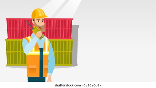 Trabajador caucásico de puerto con sombrero duro hablando en radio inalámbrica. Trabajador portuario de pie sobre el fondo de los contenedores de carga. Trabajador de puertos con radio inalámbrica. Ilustración de diseño plana vectorial. Diseño horizontal.