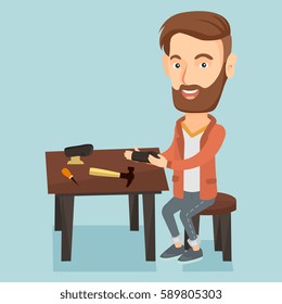 Calzador caucásico trabajando con un zapato en el taller. Calzador reparando un zapato en el taller. Joven zapatero haciendo zapatos hechos a mano en el taller. Ilustración de diseño plana vectorial. Diseño cuadrado.