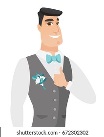 Esposo caucásico sonriente en traje de matrimonio que da un pulgar hacia arriba. Joven novio alegre que muestra el pulgar hacia arriba. Ilustración de diseño plana vectorial aislada en fondo blanco.