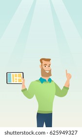 Kaukasischer Student, der Tablet-Computer hält und mit dem Zeigefinger nach oben zeigt. Schüler mit einem Tablet-Computer für die Ausbildung. Konzept der Bildungstechnologie. Vektorflache Design-Illustration. Vertikales Layout