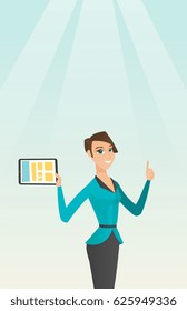 Kaukasischer Student, der Tablet-Computer hält und mit dem Zeigefinger nach oben zeigt. Schüler mit einem Tablet-Computer für die Ausbildung. Konzept der Bildungstechnologie. Vektorflache Design-Illustration. Vertikales Layout