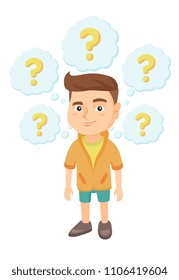 Niño caucásico con signos de interrogación. Un niño pequeño y reflexivo, de pie bajo signos de interrogación sobre su cabeza. Ilustración de dibujos vectores aislados en fondo blanco.