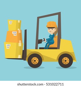 Trabajador caucásico cargando cajas de cartón. Conductor de elevación de horquilla en el trabajo en almacén. Empleado de almacén con sombrero duro conduciendo carretillas elevadoras en almacén. Ilustración de diseño plana vectorial. Diseño cuadrado.