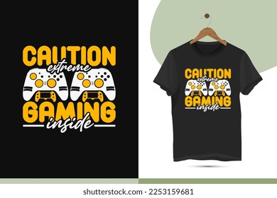 Cuidado con los juegos extremos dentro - Plantilla de diseño de camisetas para tipografía de juegos personalizada. Diseño vectorial para una camisa, taza, tarjeta de saludo y afiche. Ilustración editable y personalizable.