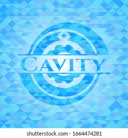 Emblema azul claro de cavidad con fondo de mosaico triangular