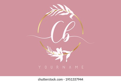 CB c b Letters Logo Design mit goldenem Kreis und weißen Blättern auf Ästen rund. . Vektorgrafik mit C- und B-Briefen für persönliche Markendarstellung, geschäftliche, umweltfreundliche oder natürliche Produkte. 