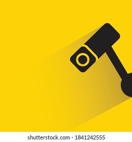 CCTV con sombra de caída sobre fondo amarillo