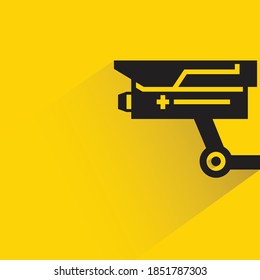 CCTV con sombra sobre fondo amarillo