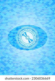 Icono de disco CD o DVD dentro del emblema azul claro con fondo de mosaico triangular. 