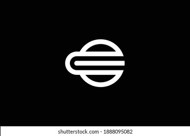 Diseño del logo de la carta CE sobre fondo de lujo. Concepto del logotipo de la letra de la letra "monograma" de la CE. Diseño de iconos CE. Diseño de iconos de letras blancas elegantes y profesionales en el fondo negro.