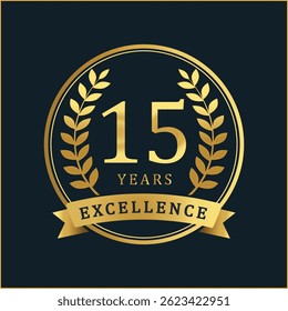Comemore 15 anos de excelência com este distintivo de aniversário de ouro premium. Com uma textura de folha de ouro rica e coroas de louro elegantes, este distintivo vetorial é perfeito para comemorar o ac corporativo