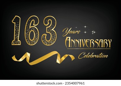 Celebrar el 163 aniversario con letras doradas, cintas de oro y confeti en un fondo oscuro