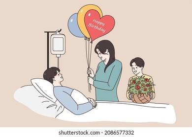 Celebrando el cumpleaños en el concepto de hospital. Hombre joven en la cama en el hospital saludando a su esposa e hijo con globos de cumpleaños y flores sintiendo ilustración vectorial positiva 