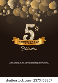 Celebración del quinto aniversario. Diseño con una cinta dorada y un número de diamantes. El concepto del texto dorado. Ilustración de una plantilla vectorial para eventos festivos, postales, invitaciones.