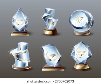 Premios de celebración con superficies reflectantes, mostrando premios geométricos pulidos bajo iluminación