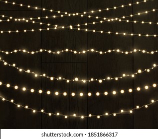 Vector de celebración de bordes horizontales aislados y sin fisuras de guirnaldas ligeras. Decoración navideña.