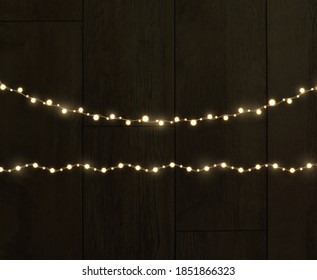 Vector de celebración de bordes horizontales aislados y sin fisuras de guirnaldas ligeras. Decoración navideña.