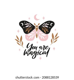 Ilustración vectorial de la mariposa celestial. Masa mística con fases lunares. Insulto mágico sobre fondo blanco. Eres una cita mágica, frase de moda. Diseño de afiches, tarjetas, camisetas impresas.