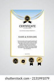 Plantilla de certificado de apreciación, dorado y azul. Certificado moderno limpio con insignia de oro. Plantilla de borde de certificado con diseño de línea de lujo y moderno. Plantilla vectorial de Diploma