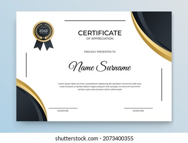 Plantilla de certificado de apreciación, color dorado y negro gris. Certificado moderno limpio con insignia de oro. Fondo del borde del certificado con un diseño de línea lujoso y moderno. Plantilla vectorial de Diploma