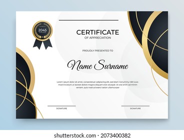 Plantilla de certificado de apreciación, color dorado y negro gris. Certificado moderno limpio con insignia de oro. Fondo del borde del certificado con un diseño de línea lujoso y moderno. Plantilla vectorial de Diploma