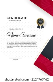 Plantilla de certificado de apreciación, dorado y color rojo. Certificado moderno limpio con insignia de oro. Plantilla de borde de certificado con diseño de línea de lujo y moderno. Plantilla vectorial de Diploma