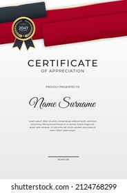 Plantilla de certificado de apreciación, dorado y color rojo. Certificado moderno limpio con insignia de oro. Elegante diseño de plantilla de certificado en color rojo, negro y dorado