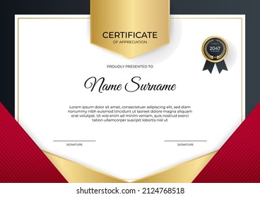 Plantilla de certificado de apreciación, dorado y color rojo. Certificado moderno limpio con insignia de oro. Elegante diseño de plantilla de certificado en color rojo, negro y dorado