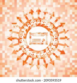 icono de certificado dentro del emblema abstracto, fondo de mosaico naranja. 