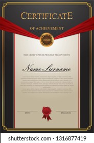 Estilo moderno de certificado con elementos dorados