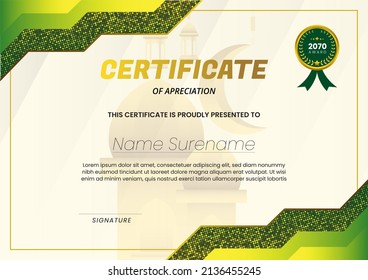 Certificado con fondo de mezquita y color dorado verde adecuado para plantilla de concepto de Ramadán