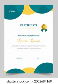 Plantilla de certificado en el vector para la finalización de la graduación del logro. Plantilla de certificado de apreciación, certificado moderno limpio con insignia de oro.   