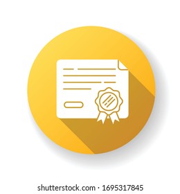 Icono de glifo largo de diseño plano amarillo certificado. Licenciado en Derecho. Papel universitario. Contrato oficial. Documento de beca. Calificación profesional. Ilustración de color RGB de silueta