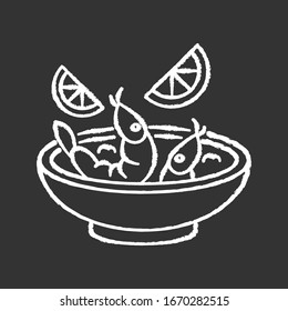 Icono de tiza blanca de Ceviche sobre fondo negro. Plato nacional peruano. Sopa de camarón y limón. Ensalada de marisco. Sopa tailandesa tom yam. Cocina latinoamericana. Comida asiática. Ilustración vectorial aislada