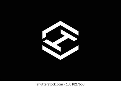 Diseño del logotipo de la letra CH en un fondo de lujo. Concepto del logotipo de la letra de la letra del monograma HC. Diseño de iconos CH. HC diseño de icono de letra blanca elegante y profesional sobre fondo negro. H C CH HC