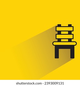 icono de silla con sombra sobre fondo amarillo