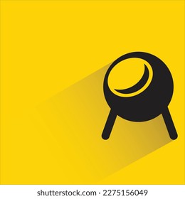 silla con sombra sobre fondo amarillo