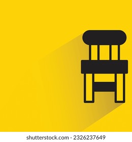 silla con sombra sobre fondo amarillo