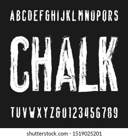Chalk alphabet police. Lettres et chiffres sales dessinés à la main. Type d'image vectorielle libre de droits.