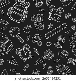 Giz rabiscar de volta para a escola sem costura padrão. Repetir o histórico infantil com material escolar. Mochila, tesoura, lápis, régua e muito mais. Fundo preto, elementos de giz branco.