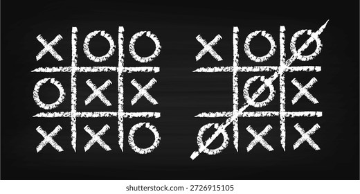 Kreide gezeichnete Tic Tac Toe auf Kreide Hintergrund. Handgezeichnetes XO-Spiel im weißen Kreide-Stil. Texturierte Doodle-Illustration mit Klassenraum-Look.