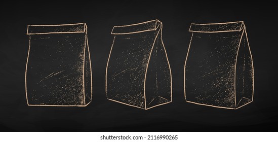 Conjunto de ilustraciones vectoriales dibujadas por chalk de bolsitas de papel aisladas en el fondo negro de la pizarra.