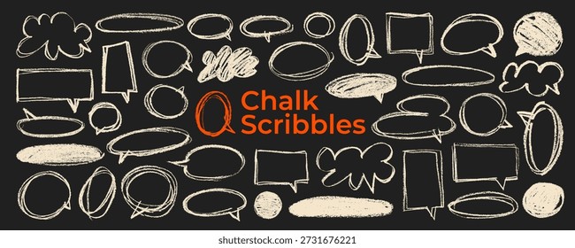 Kreidezeichnung weiße Sprechblase Sammlung auf Tafel. Kreide gezeichnete skizzenhafte Ballon sprechen Zahlen. Komische Sprechblasen mit Bleistifttextur. Silhouette und Umrisse des Nachrichtenballons.