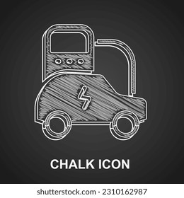 Chalk Elektroauto und elektrische Kabelstecker-Ladesymbol einzeln auf schwarzem Hintergrund. Erneuerbare Ökotechnologien.  Vektorgrafik