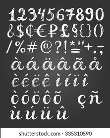 Caracteres dibujados a mano con dígitos, símbolos especiales y letras con signos diacríticos. Dibujo simple. El fondo contiene degradado. 