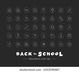 Vuelve a marcar los iconos a la colección escolar. Educación y ciencia. Icono lineal negro vectorial. Grupo de símbolos blancos aislado en el fondo de la pizarra negra. Diseño para universidad, universidad, estudio