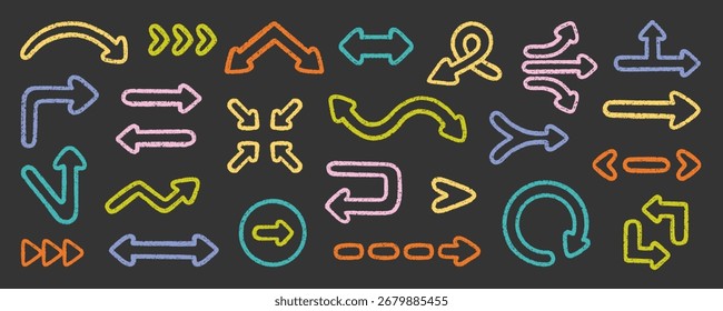 Conjunto de doodle de flechas de lápiz de tiza. Punteros de dirección de garabatos infantiles de carbón en estilo de boceto. Crayón y textura Grunge. Ilustración vectorial dibujada a mano aislada sobre fondo negro