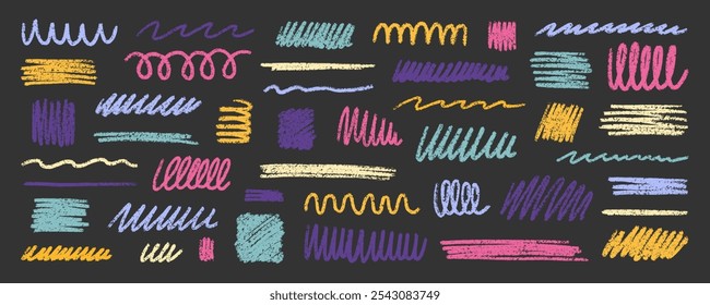 Conjunto de rabiscos de formas de lápis de giz. Linhas de rabisco infantis a carvão vegetal e traçados em estilo de esboço. Crayon e textura grunge. Ilustração de vetor desenhada à mão isolada no plano de fundo preto